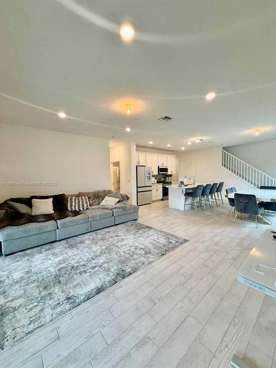 Small Image of 4468 SPRUCE LN, Oakland Park Number 12