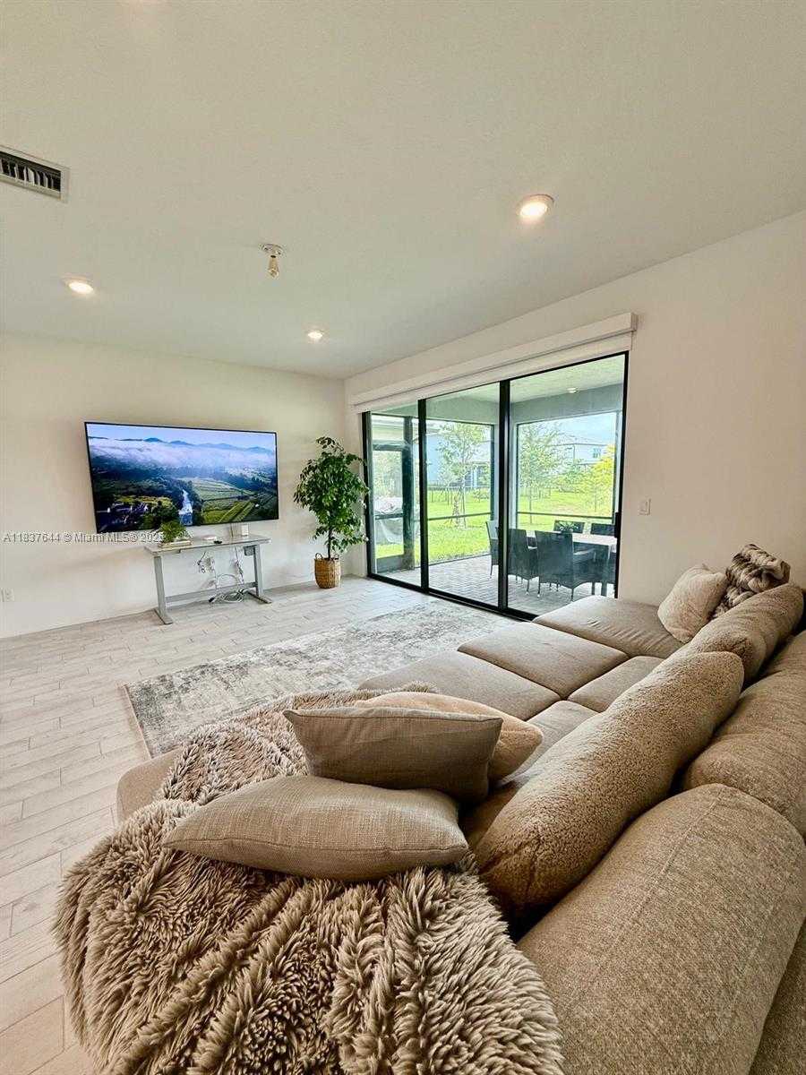 Small Image of 4468 SPRUCE LN, Oakland Park Number 13