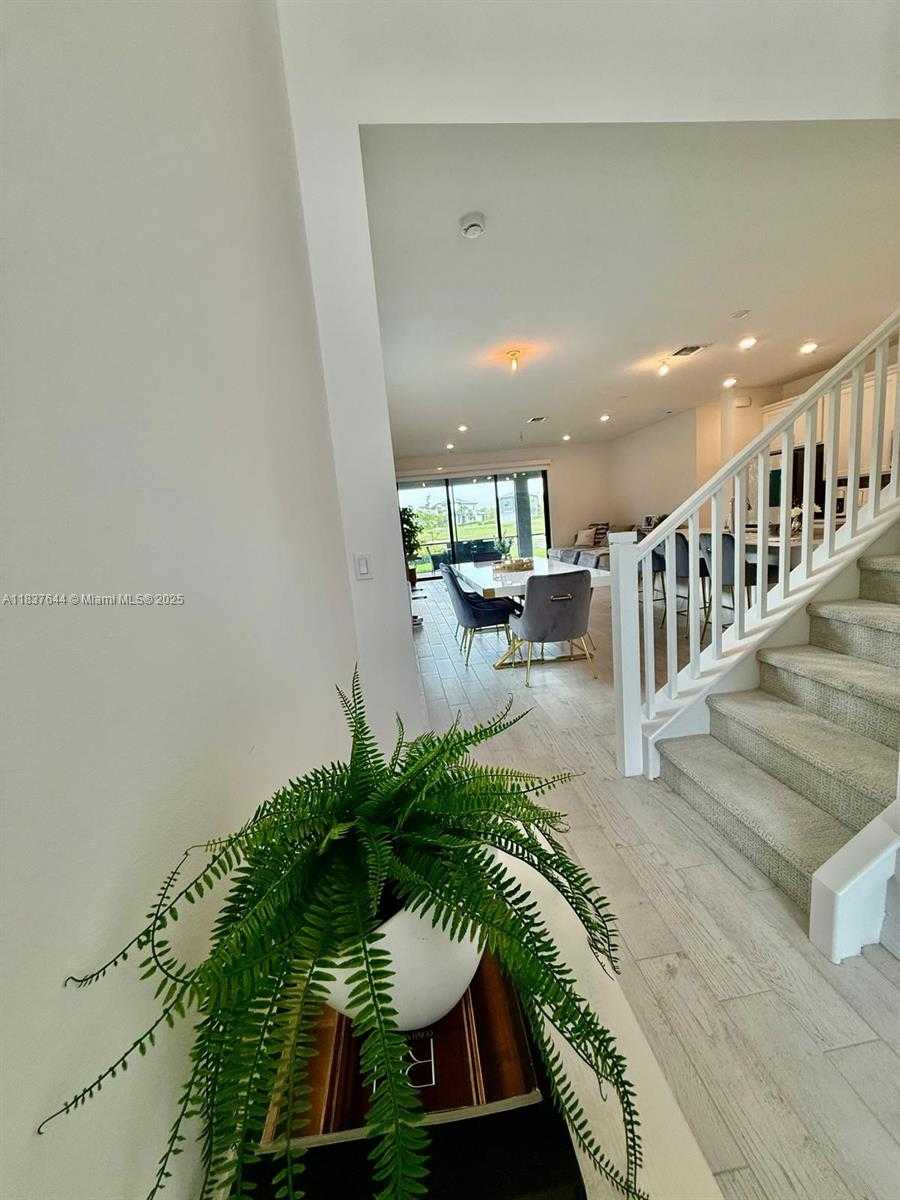Small Image of 4468 SPRUCE LN, Oakland Park Number 17