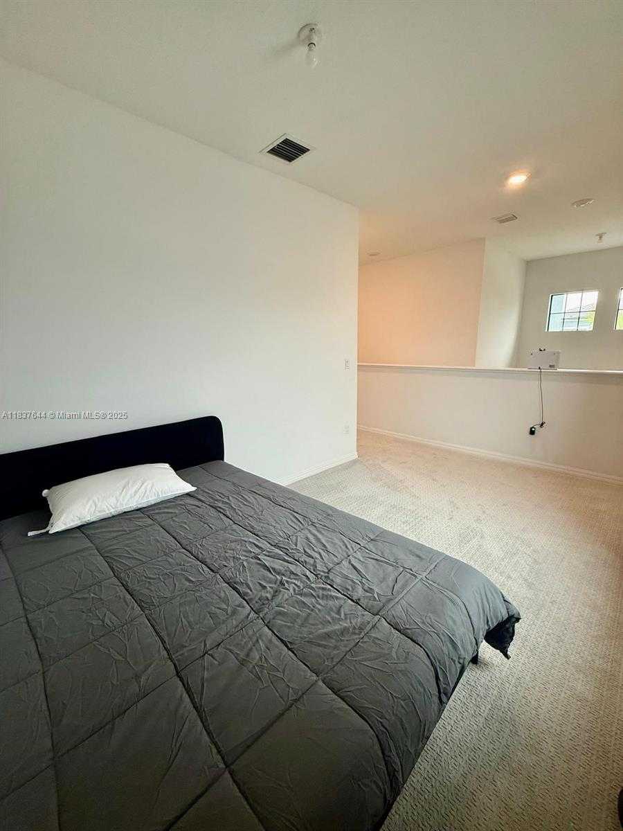 Small Image of 4468 SPRUCE LN, Oakland Park Number 19