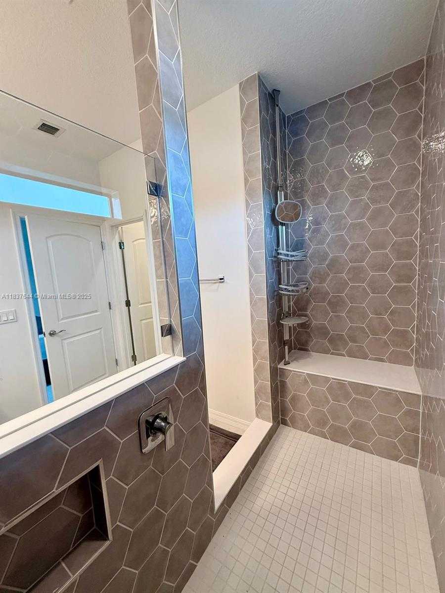 Small Image of 4468 SPRUCE LN, Oakland Park Number 27