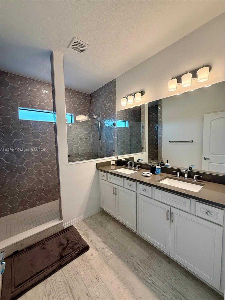 Small Image of 4468 SPRUCE LN, Oakland Park Number 28