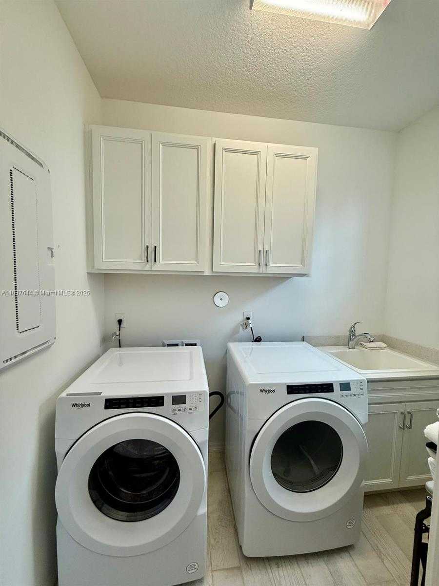Small Image of 4468 SPRUCE LN, Oakland Park Number 33