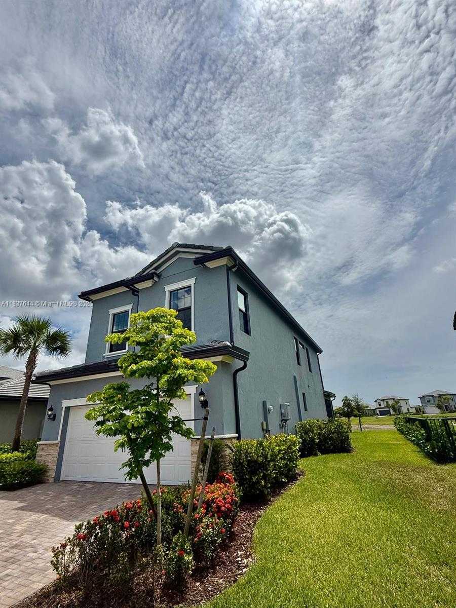 Small Image of 4468 SPRUCE LN, Oakland Park Number 4