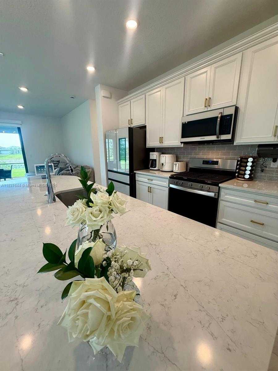 Small Image of 4468 SPRUCE LN, Oakland Park Number 5
