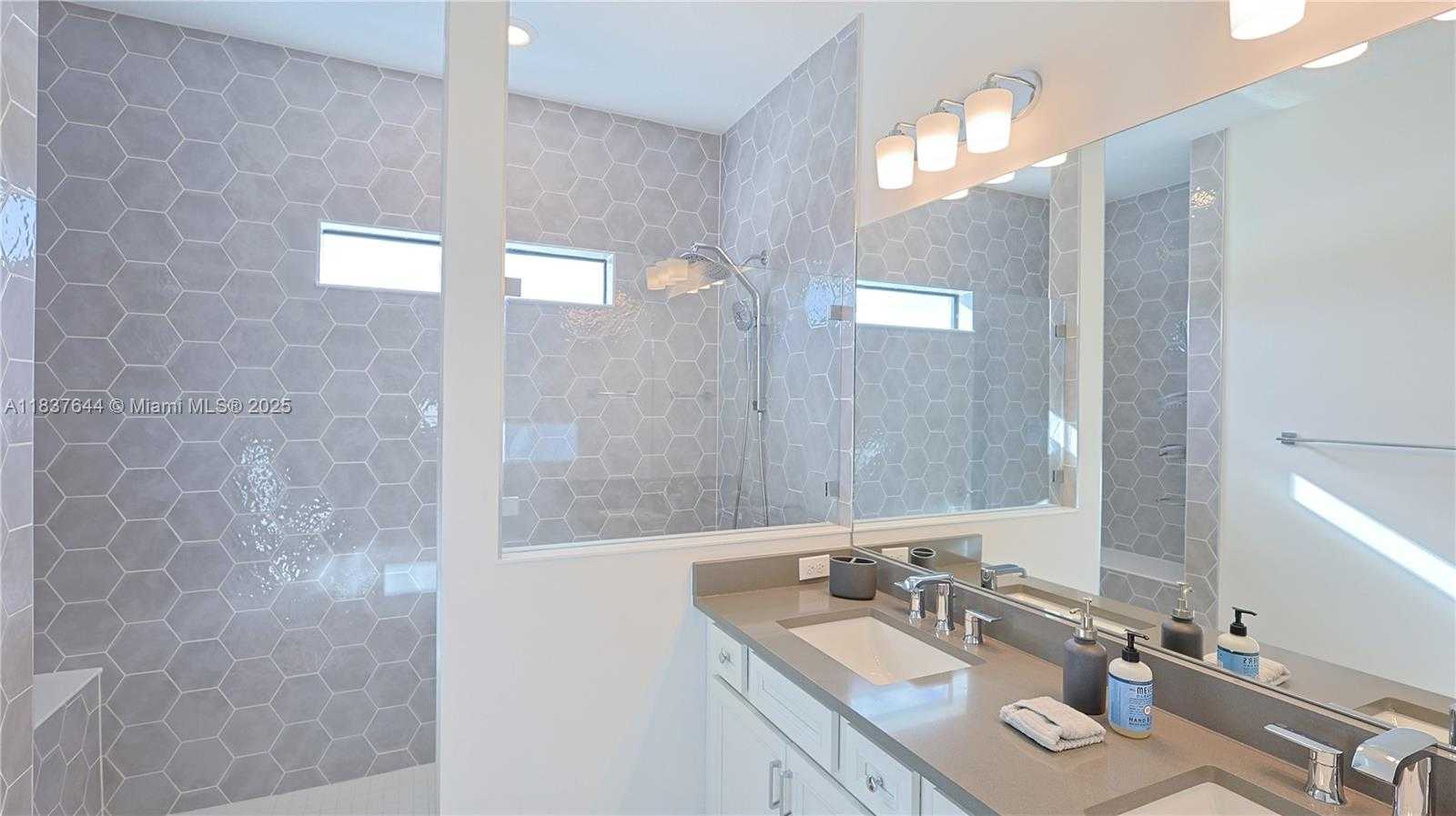 Small Image of 4468 SPRUCE LN, Oakland Park Number 57