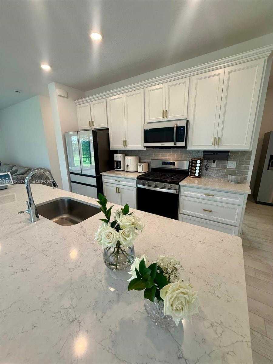 Small Image of 4468 SPRUCE LN, Oakland Park Number 6