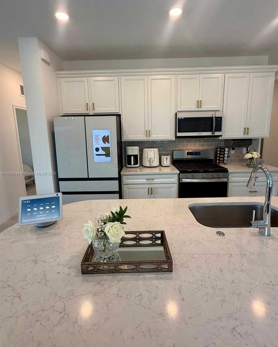 Small Image of 4468 SPRUCE LN, Oakland Park Number 7
