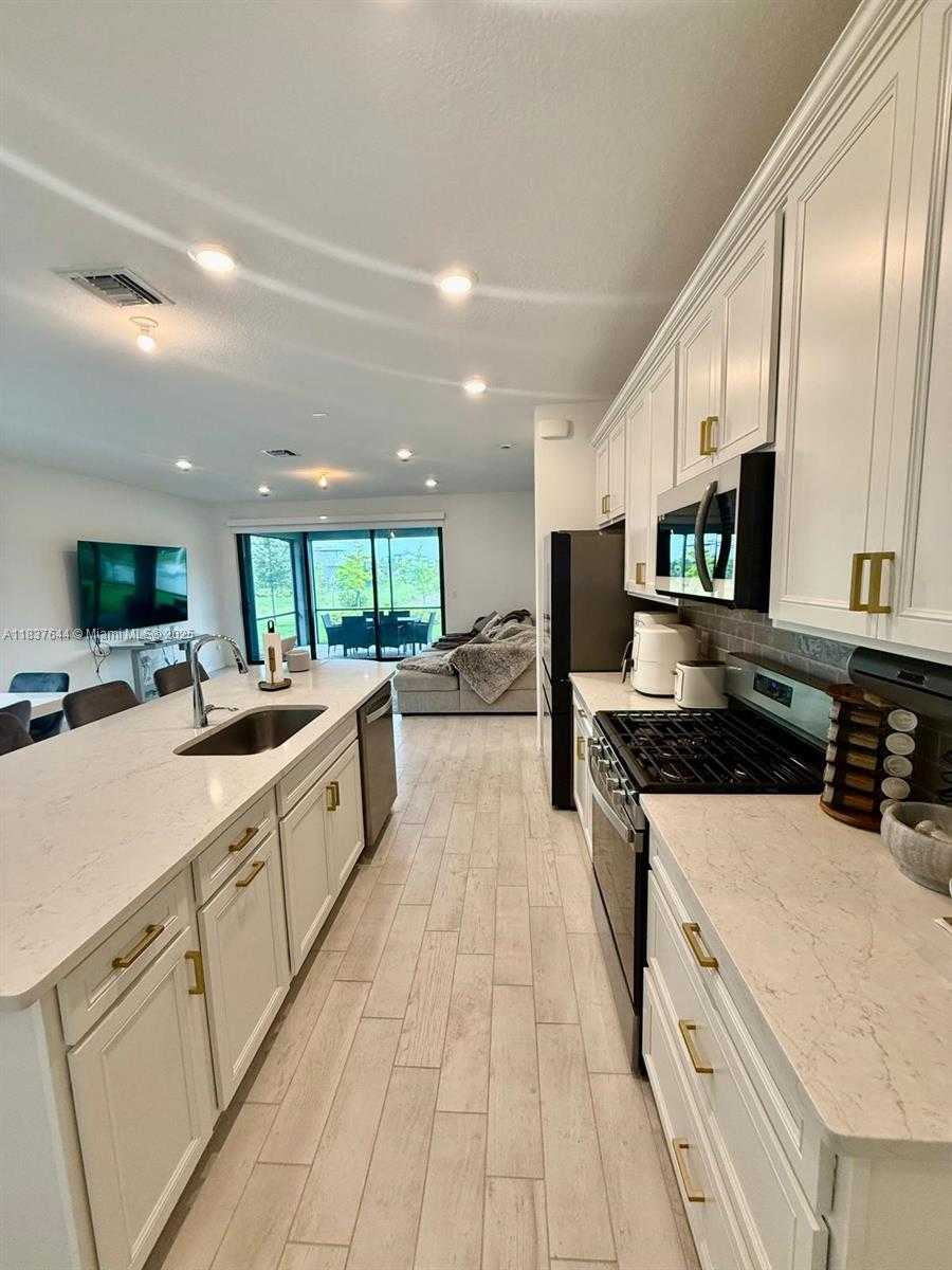 Small Image of 4468 SPRUCE LN, Oakland Park Number 8