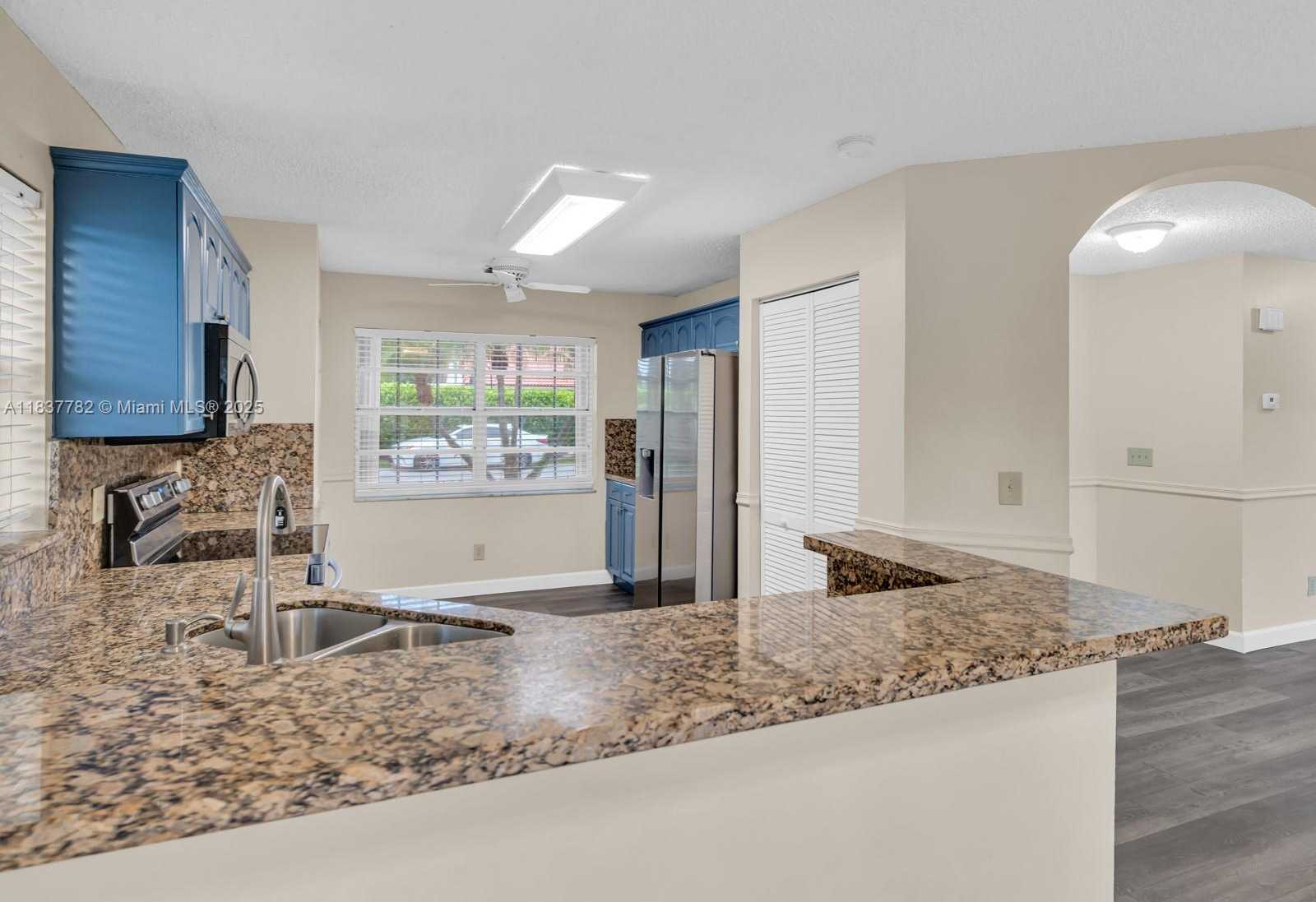 Small Image of 2957 OAK PARK CIR, Davie Number 16