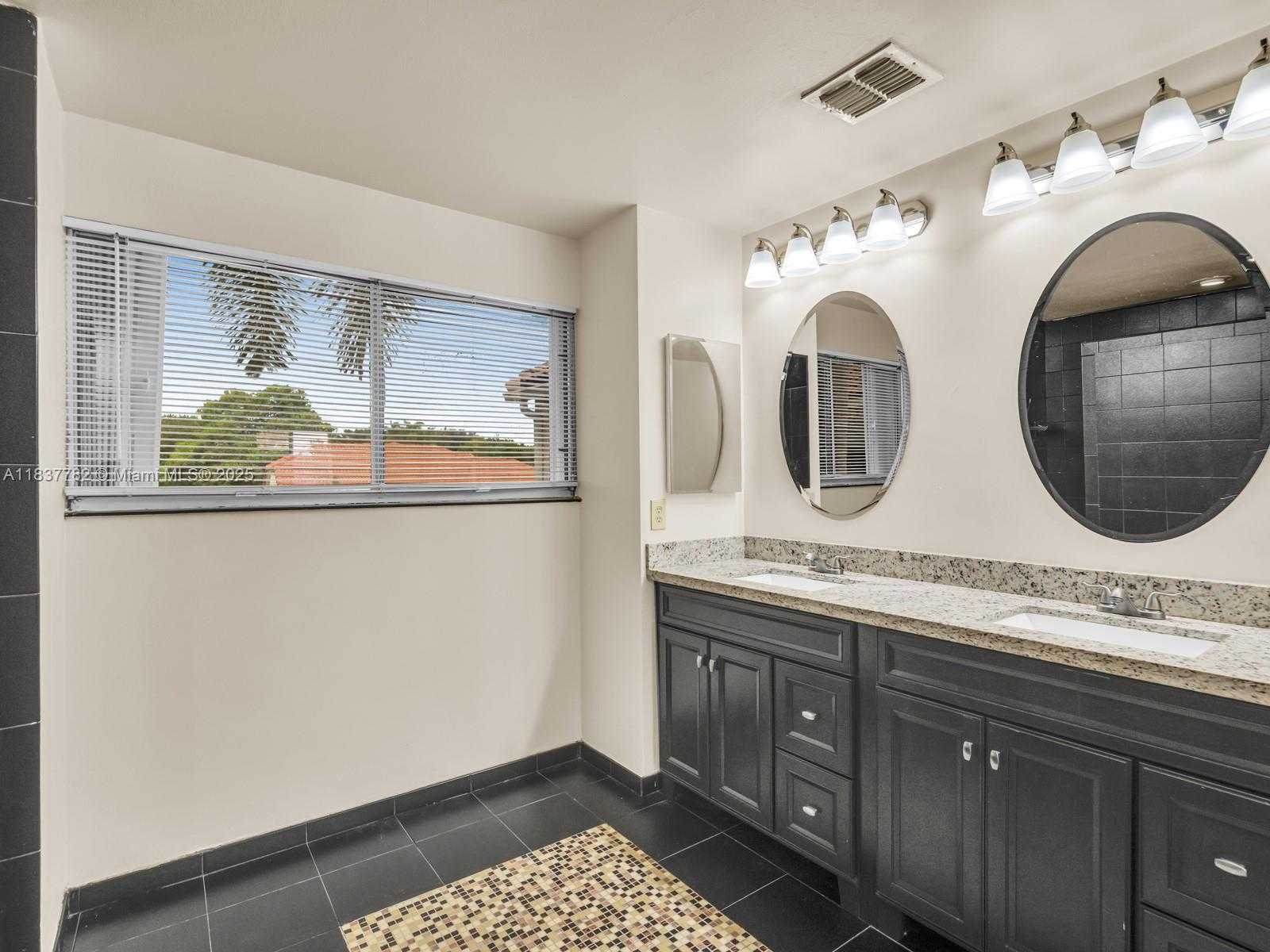 Small Image of 2957 OAK PARK CIR, Davie Number 23