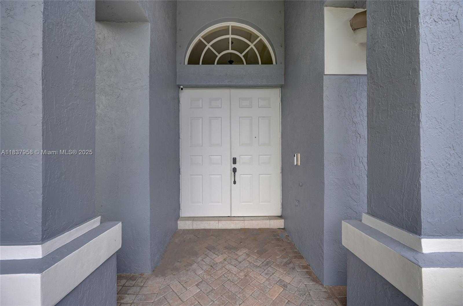 Small Image of 7062 BRUNSWICK CIR, Boynton Beach Number 2