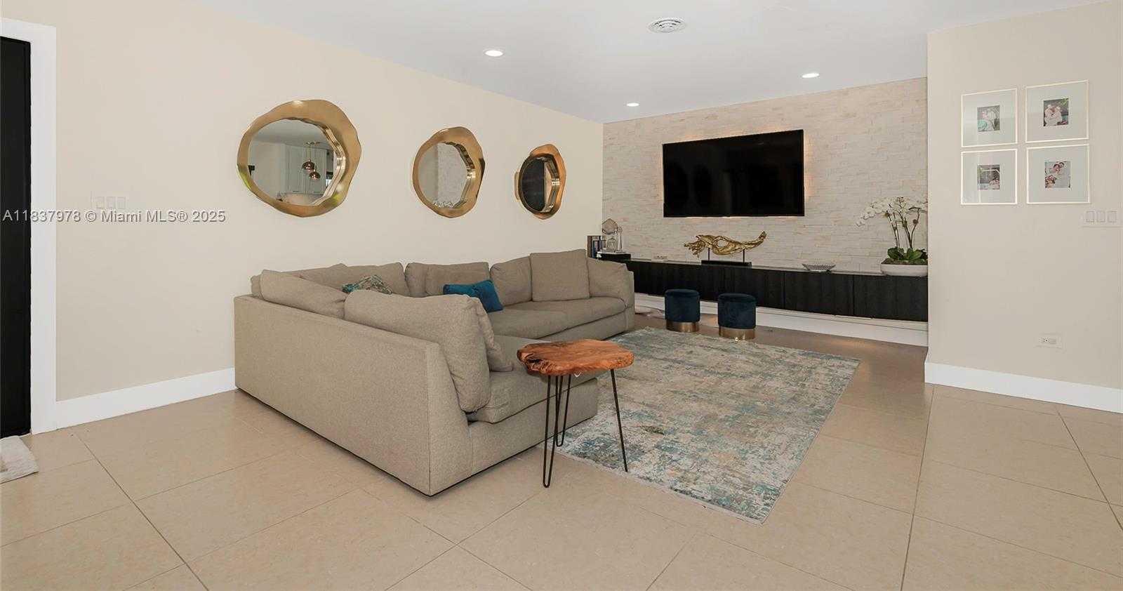 Small Image of 9865 SOUTH WEST 16TH ST, Miami Number 4