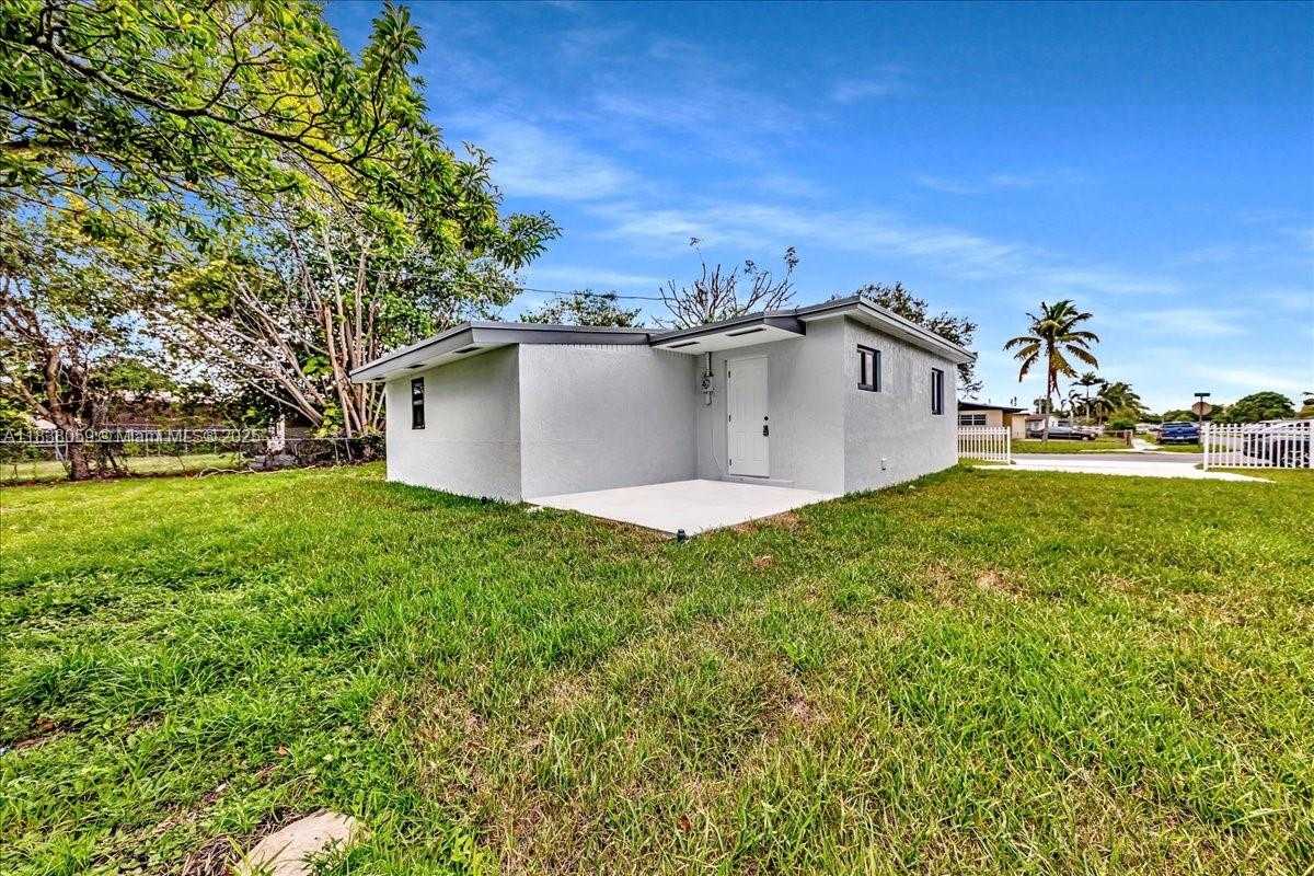 Small Image of 3381 NORTH WEST 210TH TER, Miami Gardens Number 11