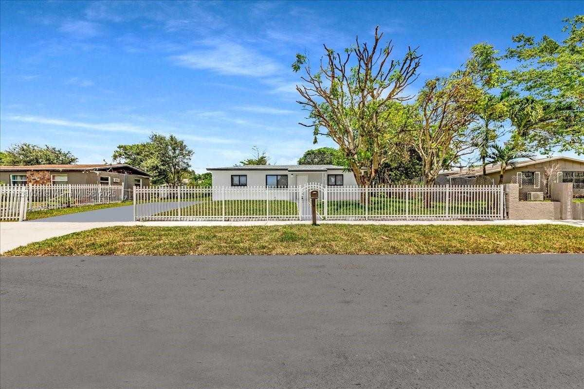Small Image of 3381 NORTH WEST 210TH TER, Miami Gardens Number 2