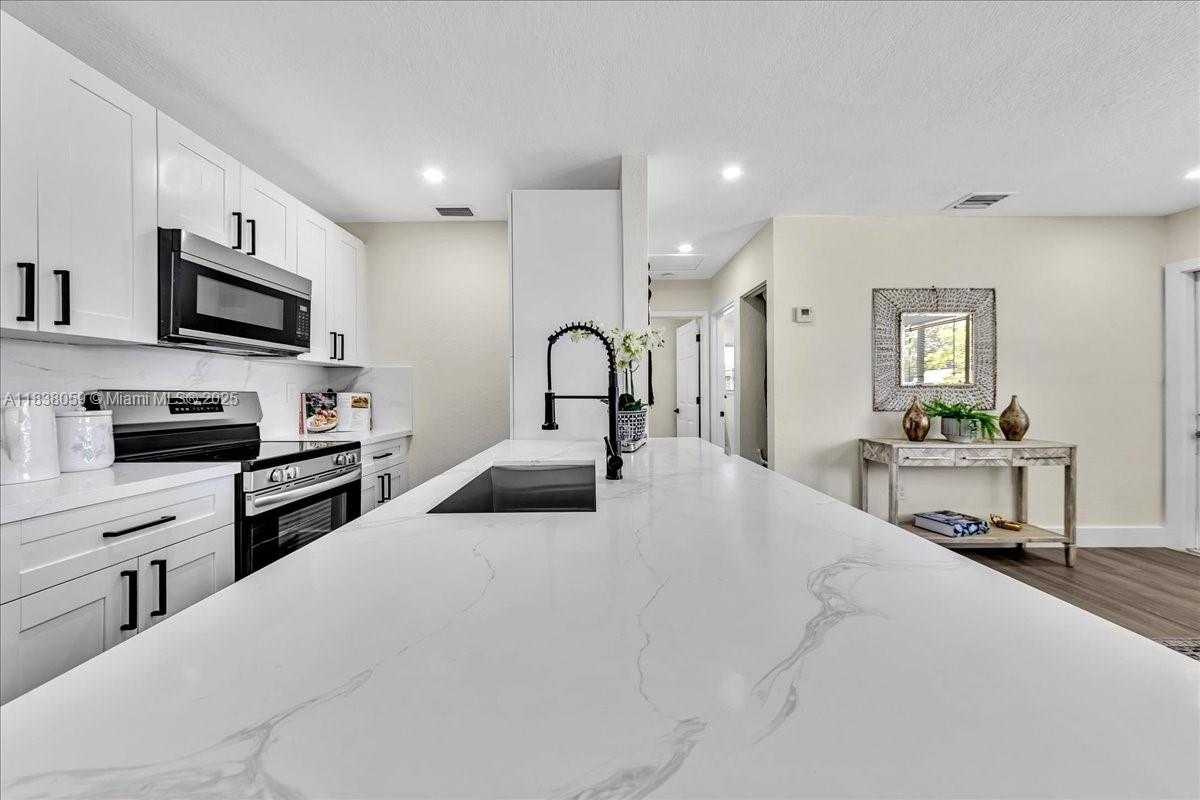 Small Image of 3381 NORTH WEST 210TH TER, Miami Gardens Number 20