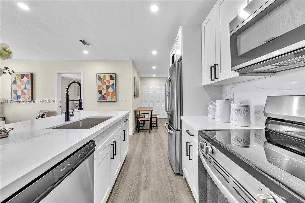 Small Image of 3381 NORTH WEST 210TH TER, Miami Gardens Number 24