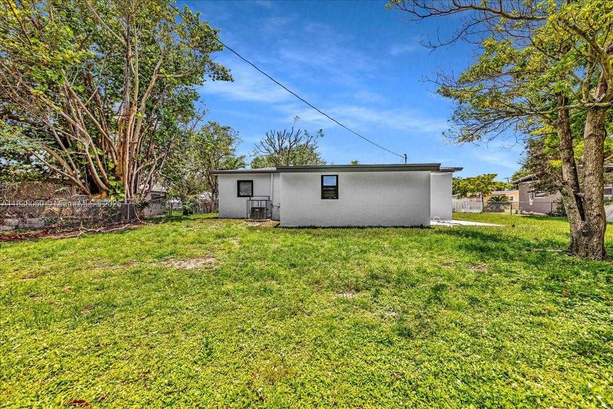 Small Image of 3381 NORTH WEST 210TH TER, Miami Gardens Number 9