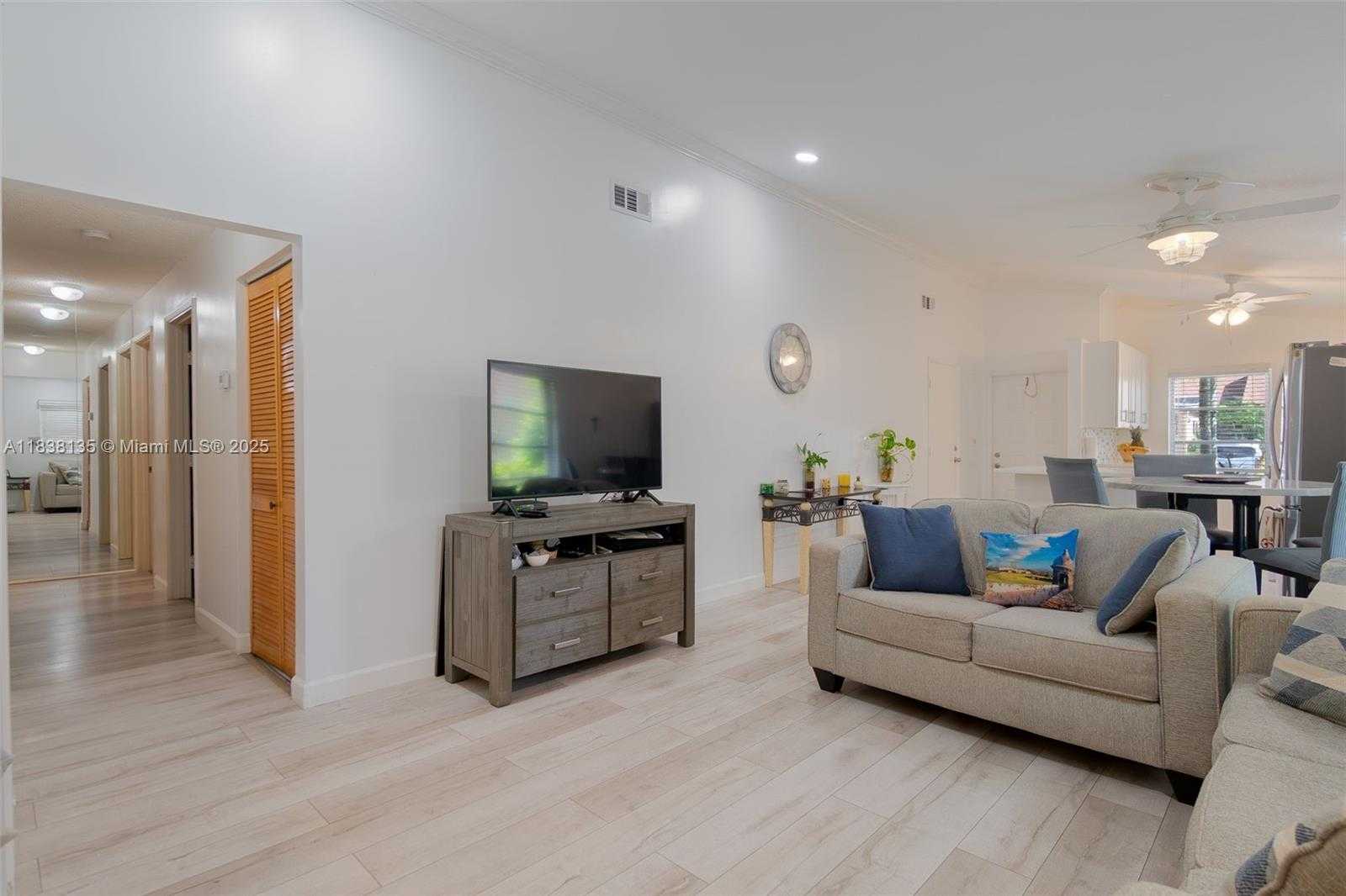 Small Image of 8318 SPRINGTREE RD, Boca Raton Number 11