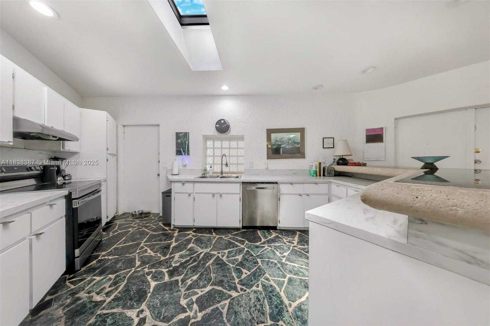 Small Image of 3200 MORRIS LANE, Miami Number 13
