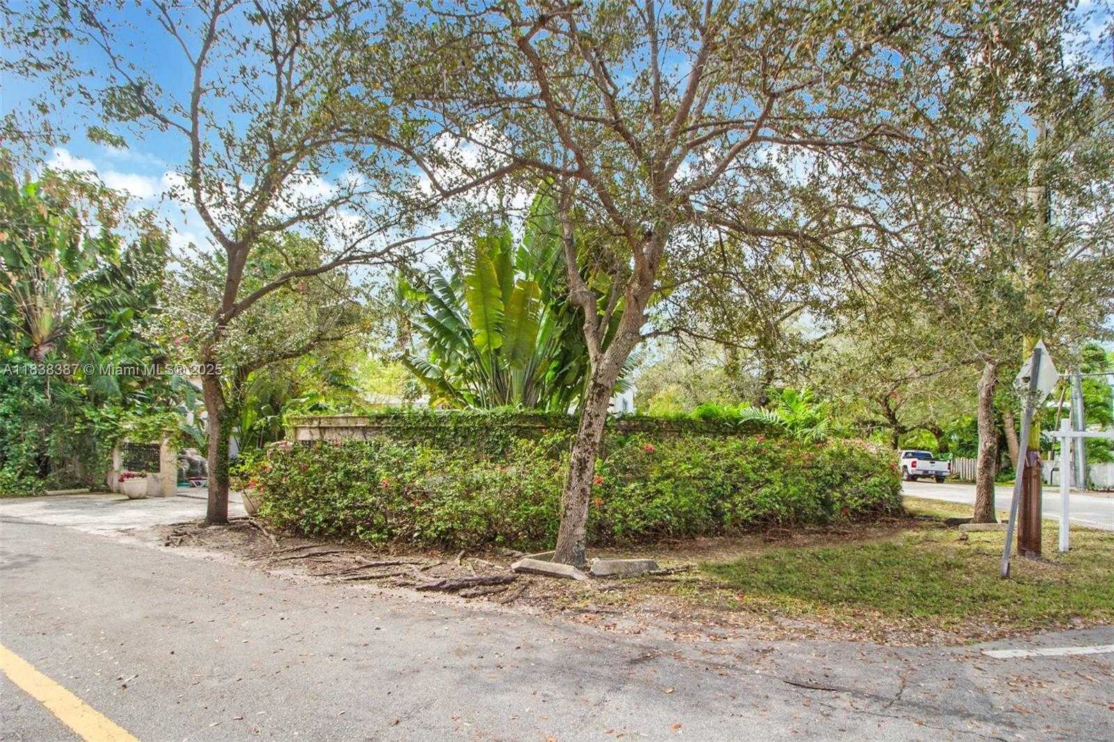 Small Image of 3200 MORRIS LANE, Miami Number 31