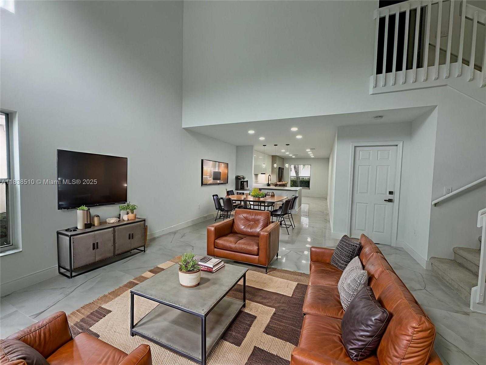 Small Image of 1470 SWEETBAY WAY, Hollywood Number 2