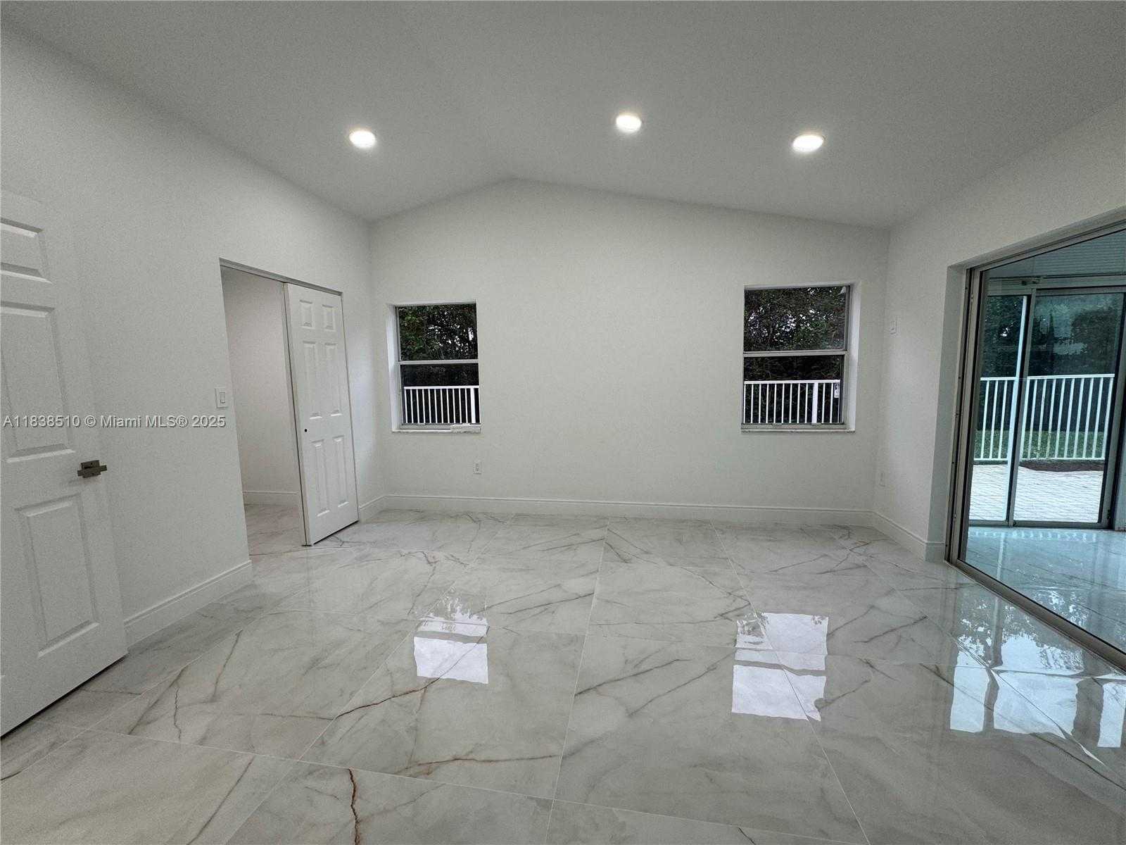 Small Image of 1470 SWEETBAY WAY, Hollywood Number 6
