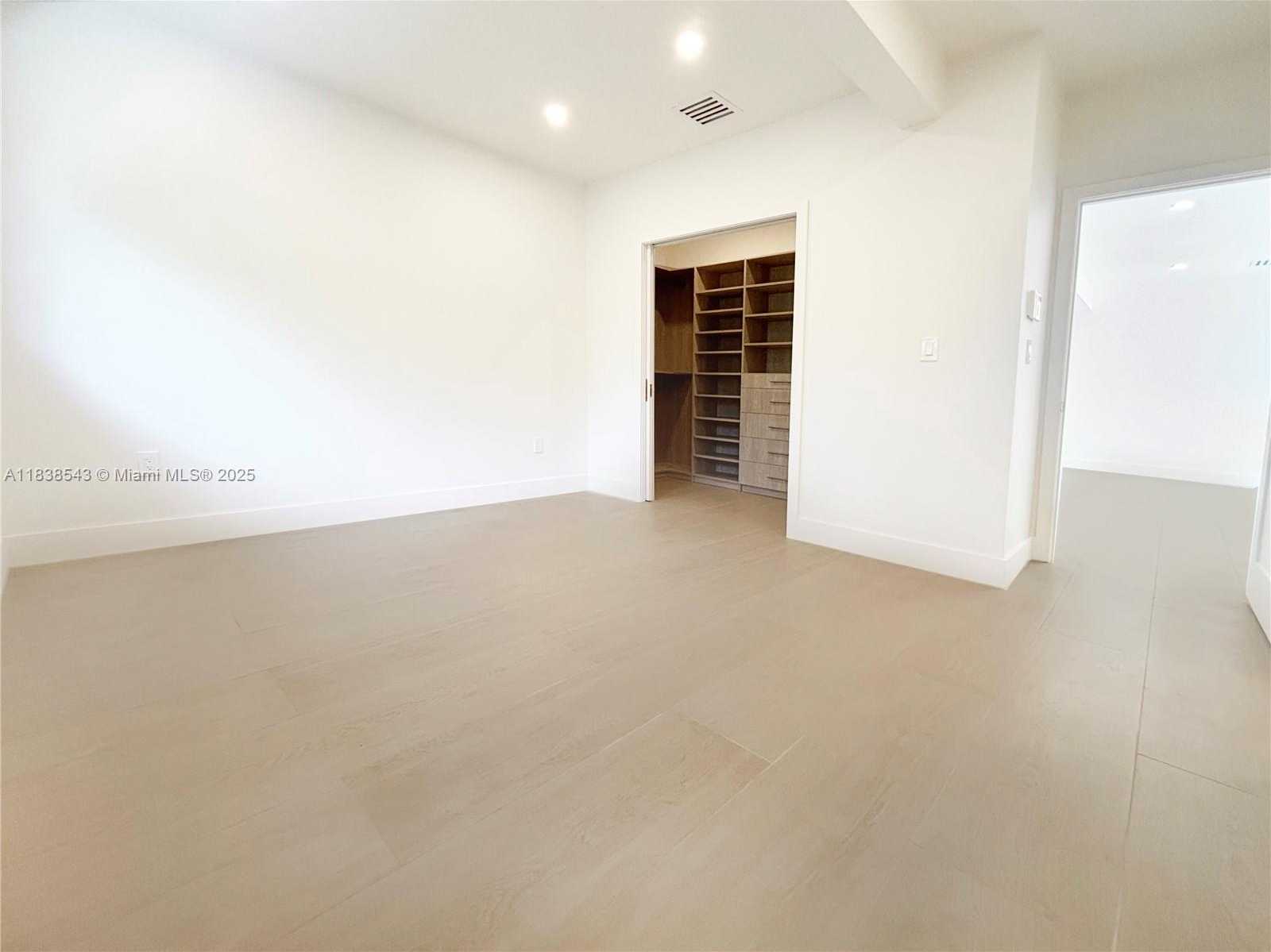 Small Image of Miami Beach Number 30