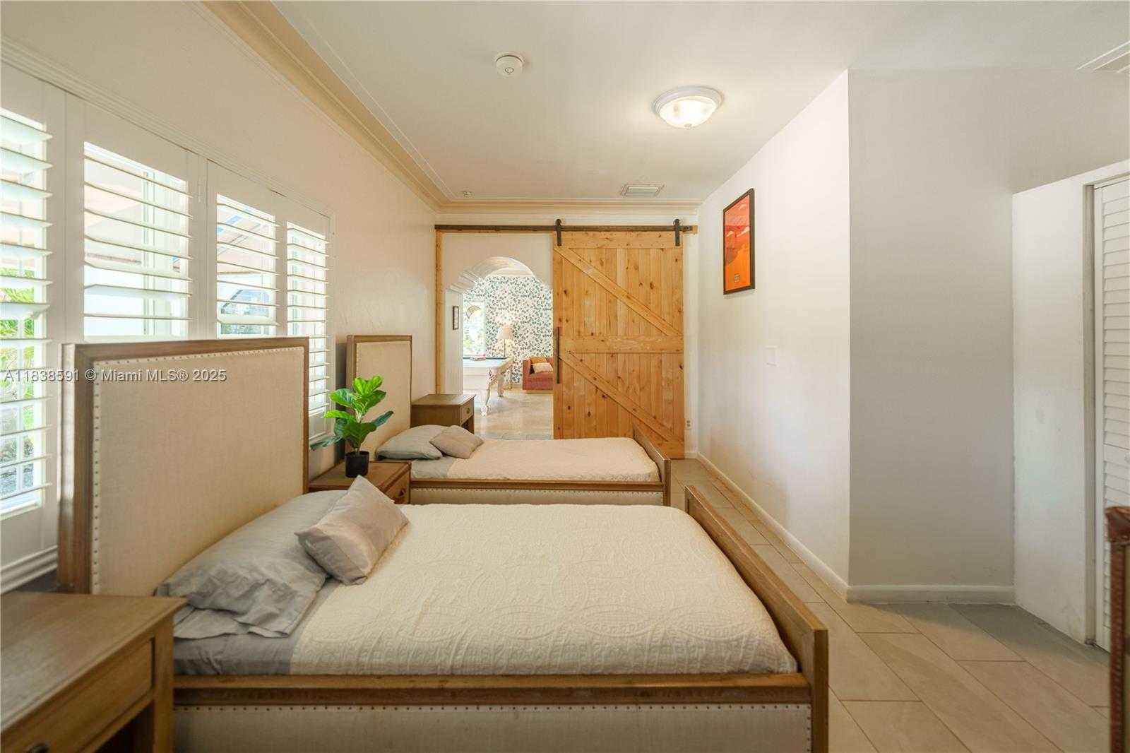 Small Image of 701 HOLLYWOOD BLVD, Hollywood Number 14