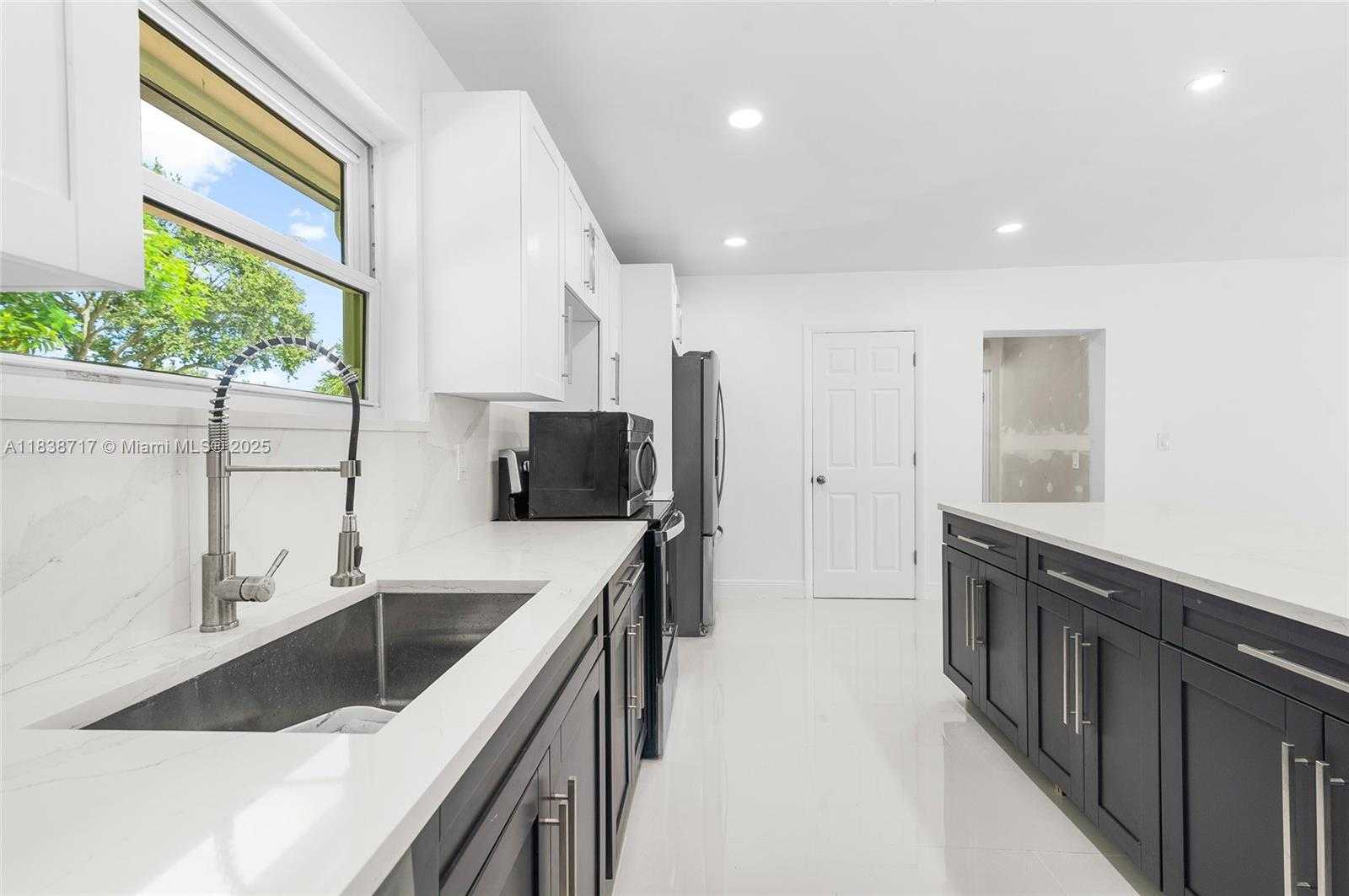 Small Image of 1124 YALE DR, Hollywood Number 5