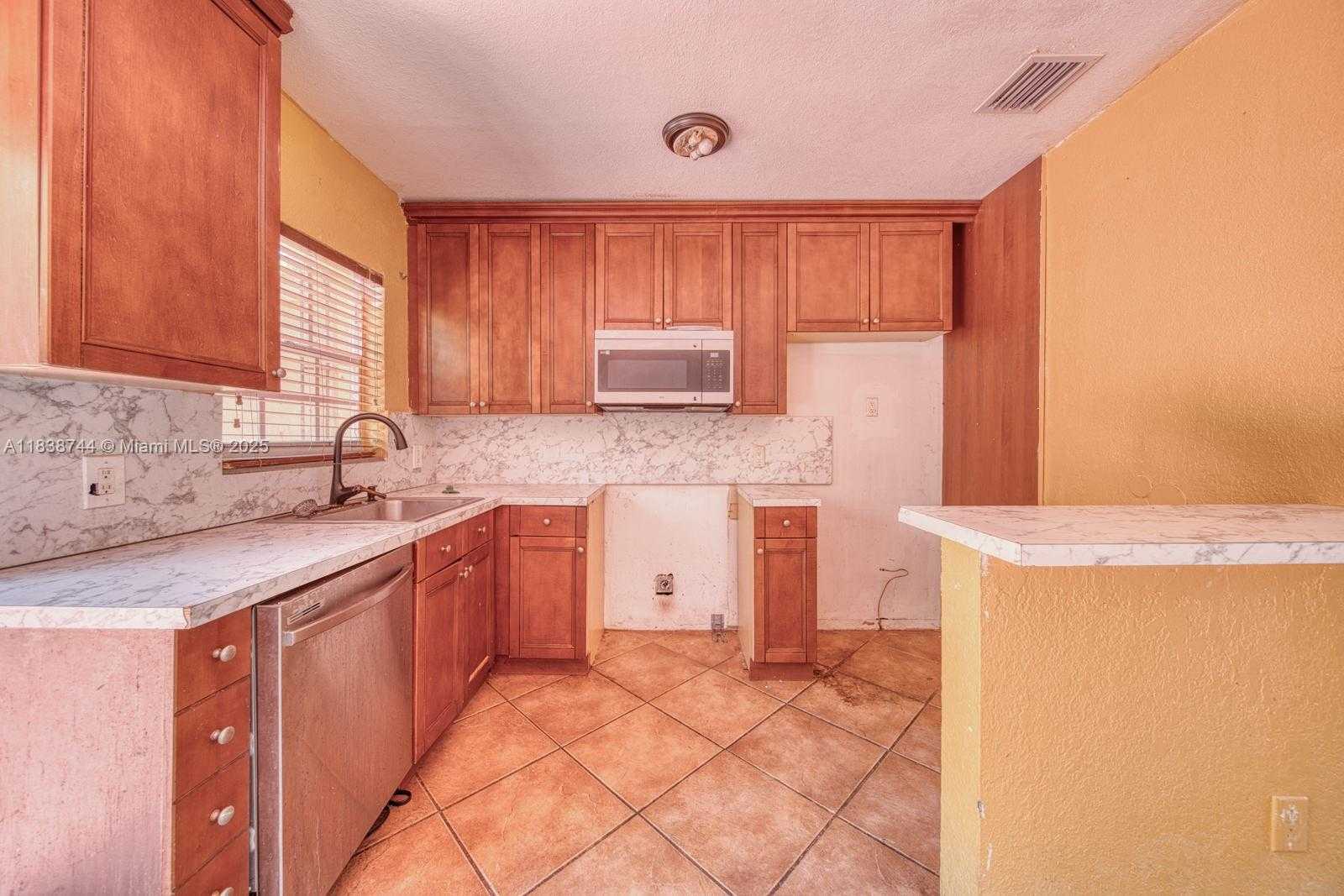 Small Image of 22 NORTH WEST 31ST AVE, Miami Number 7