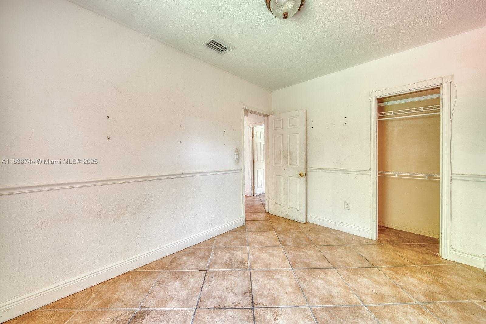 Small Image of 22 NORTH WEST 31ST AVE, Miami Number 9