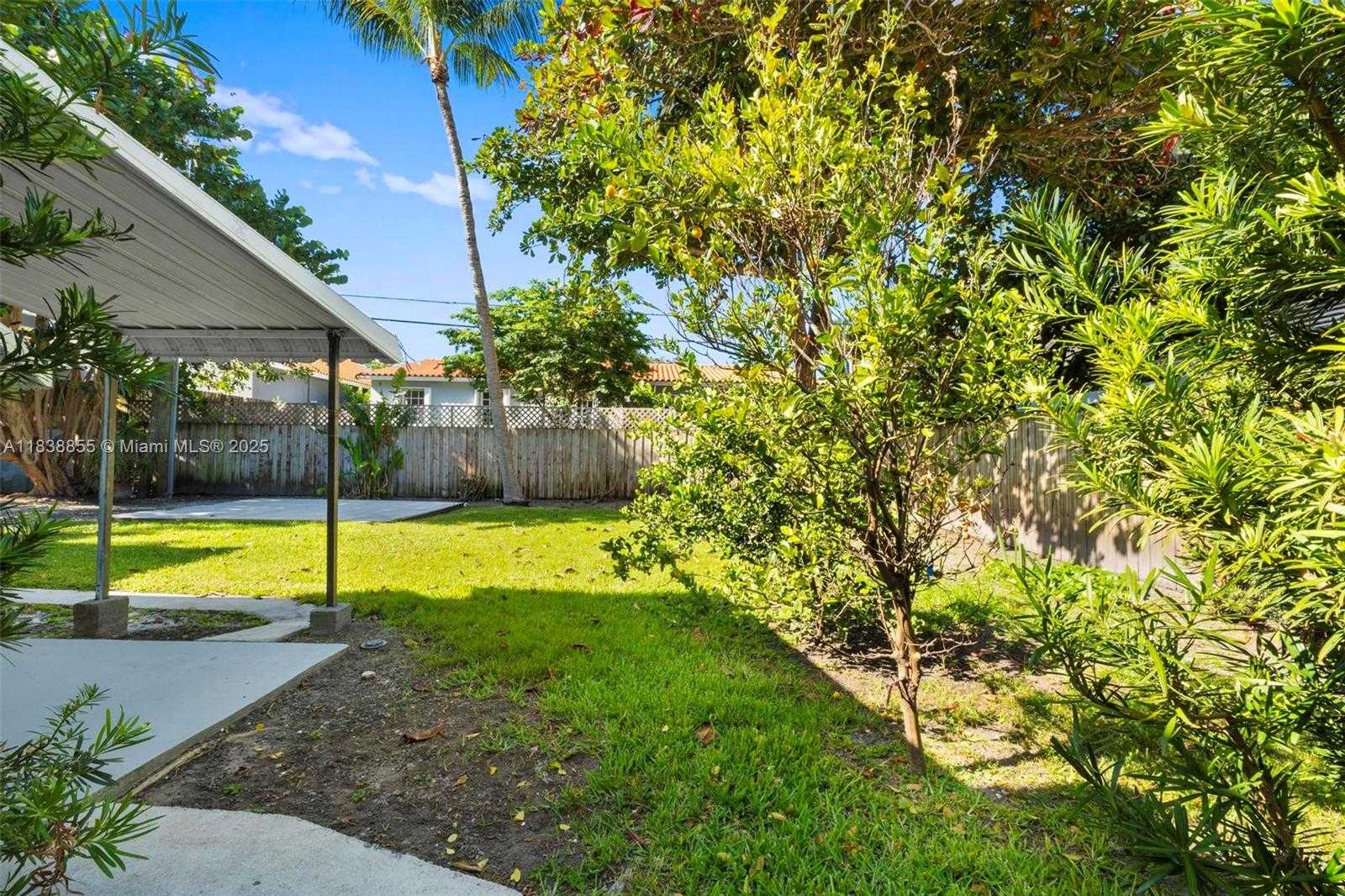 Small Image of 738 FERNWOOD RD, Key Biscayne Number 33