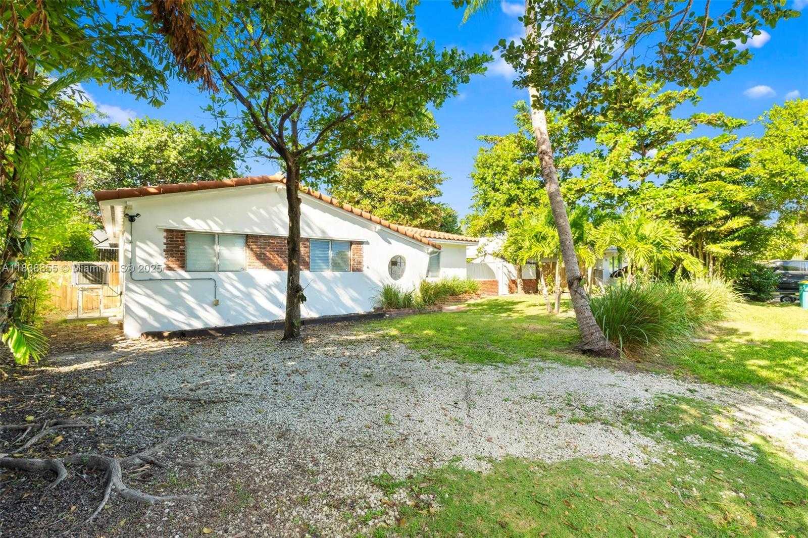 Small Image of 738 FERNWOOD RD, Key Biscayne Number 37