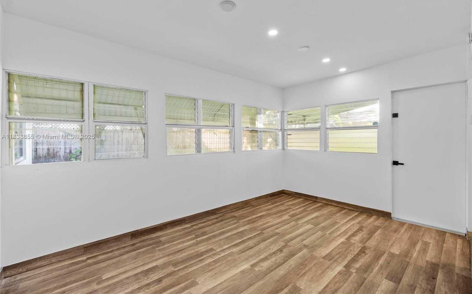 Small Image of 738 FERNWOOD RD, Key Biscayne Number 8