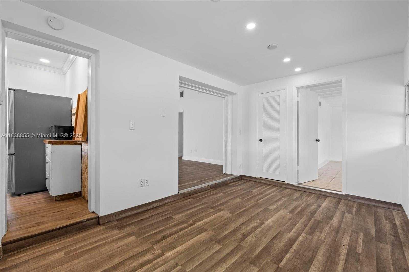 Small Image of 738 FERNWOOD RD, Key Biscayne Number 9