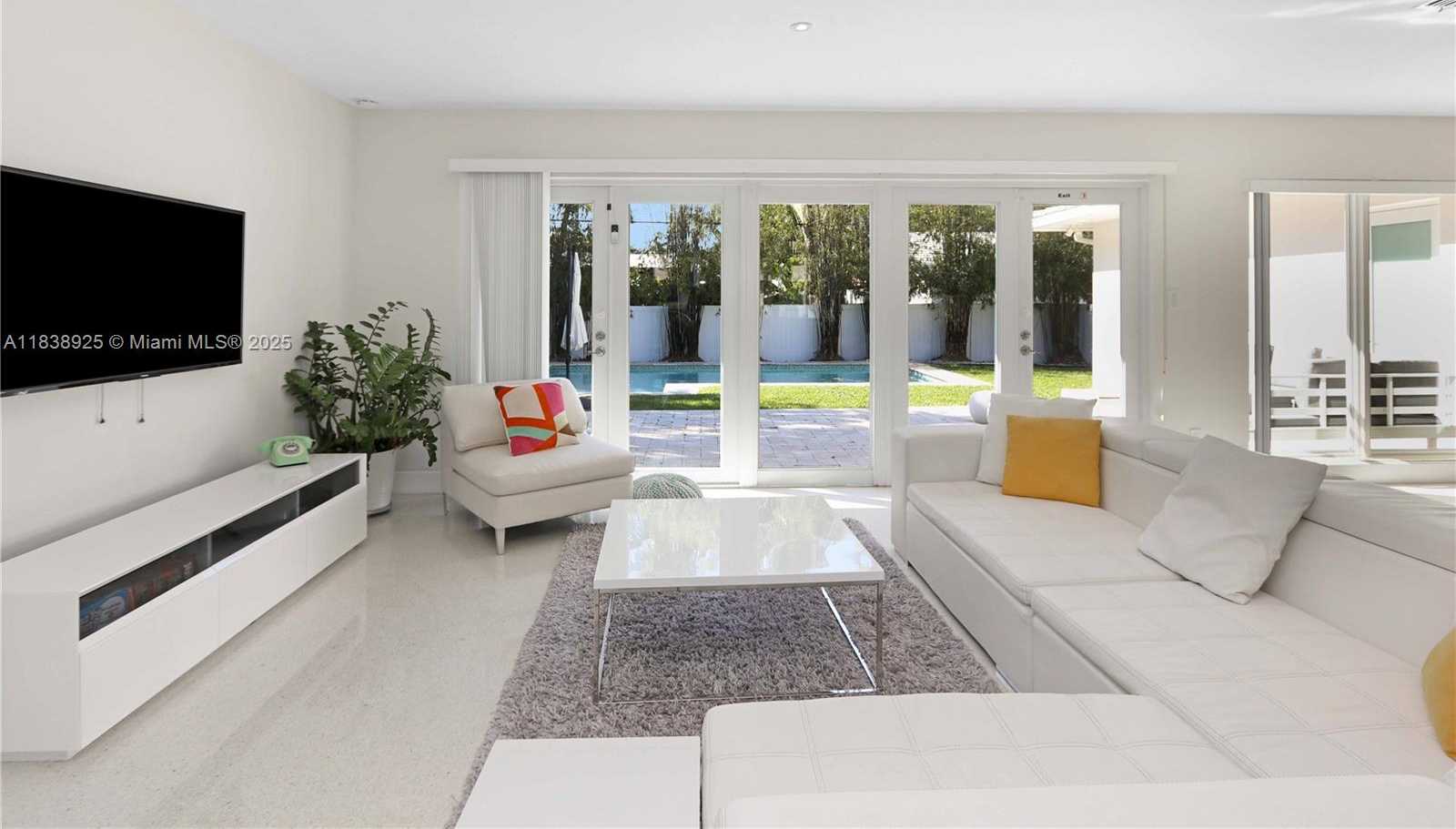 Small Image of 952 HOLLYWOOD BLVD, Hollywood Number 17