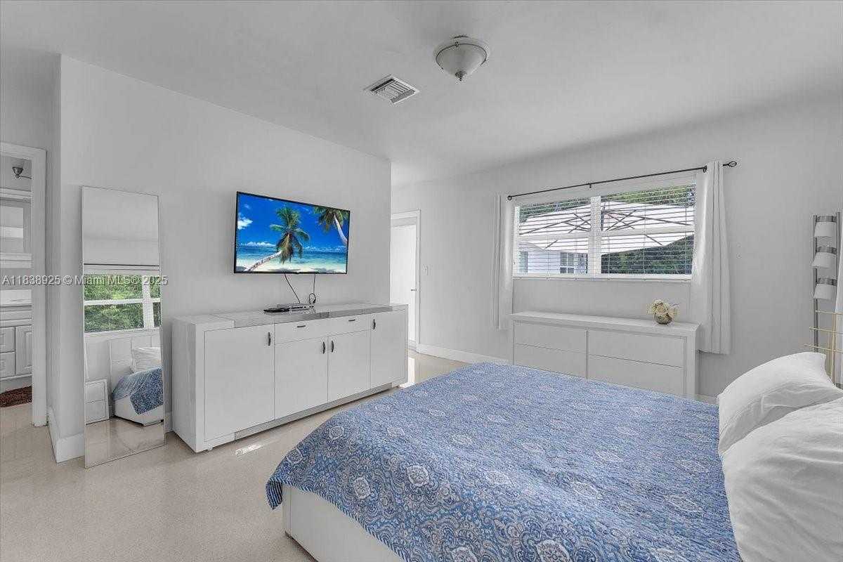 Small Image of 952 HOLLYWOOD BLVD, Hollywood Number 23
