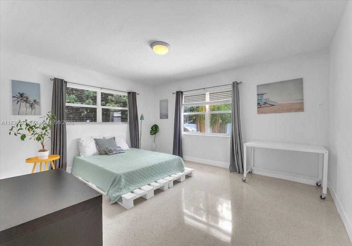 Small Image of 952 HOLLYWOOD BLVD, Hollywood Number 24