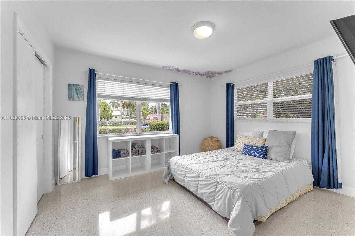 Small Image of 952 HOLLYWOOD BLVD, Hollywood Number 27