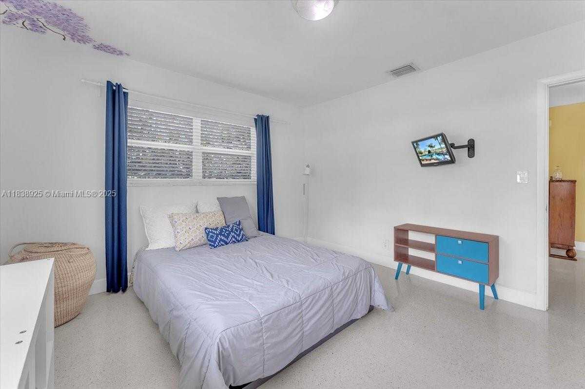 Small Image of 952 HOLLYWOOD BLVD, Hollywood Number 28