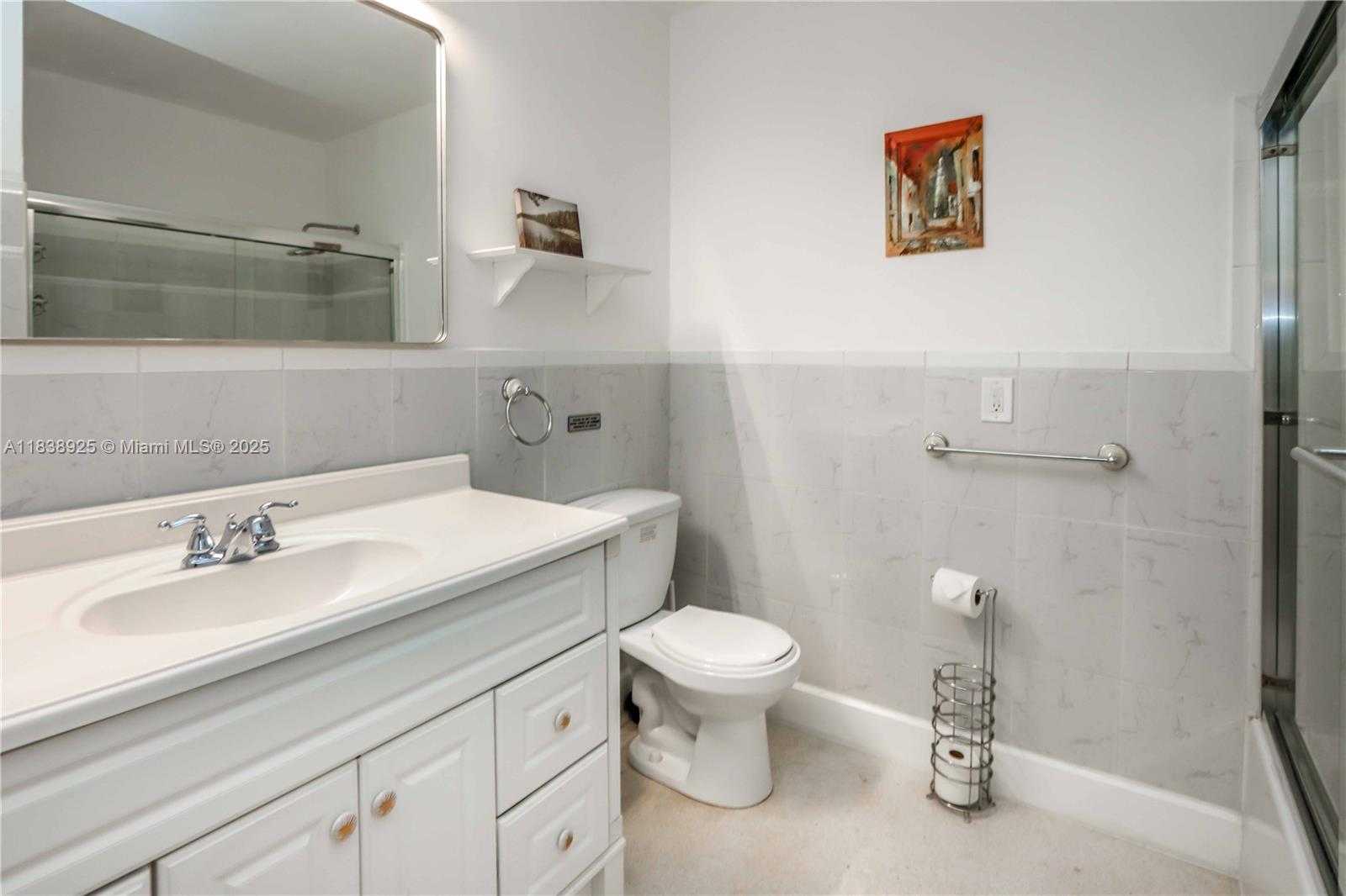 Small Image of 952 HOLLYWOOD BLVD, Hollywood Number 29
