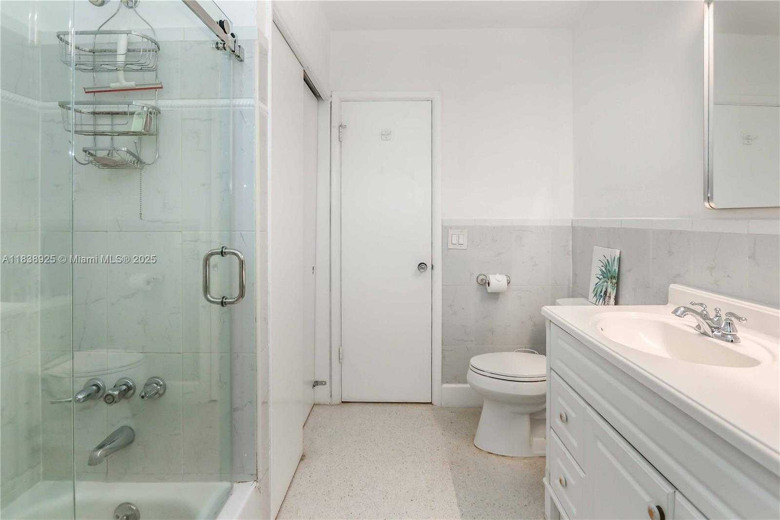 Small Image of 952 HOLLYWOOD BLVD, Hollywood Number 31