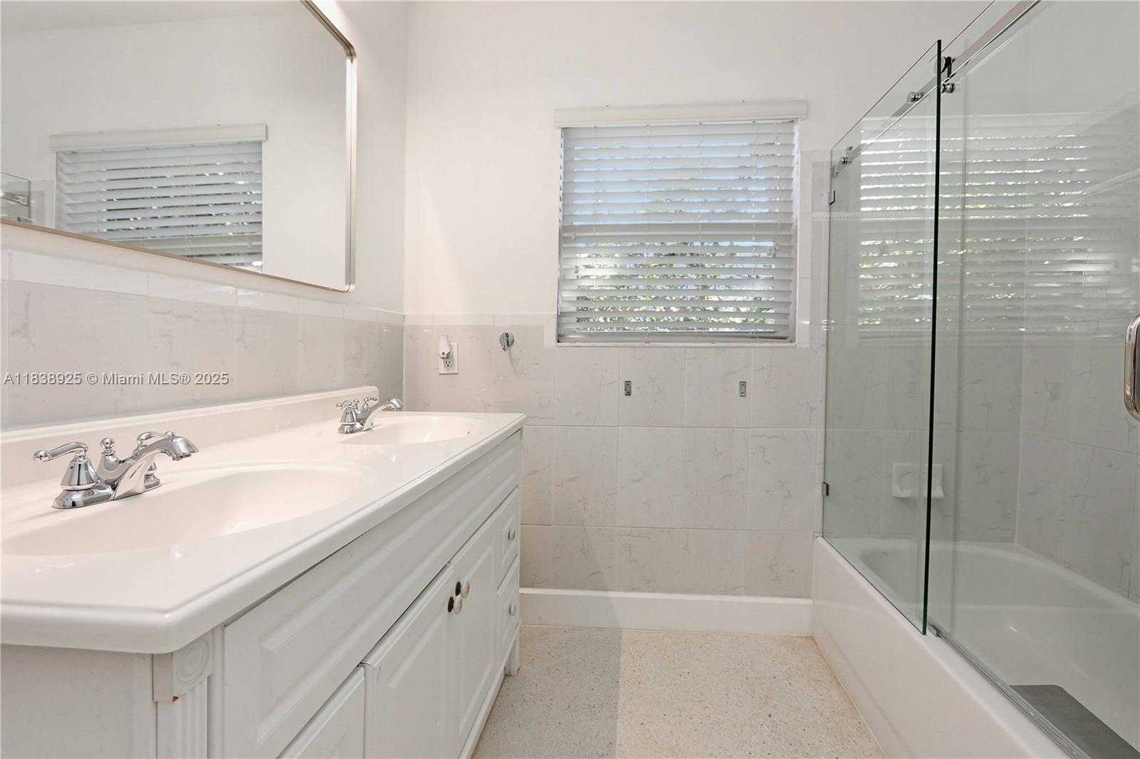 Small Image of 952 HOLLYWOOD BLVD, Hollywood Number 32