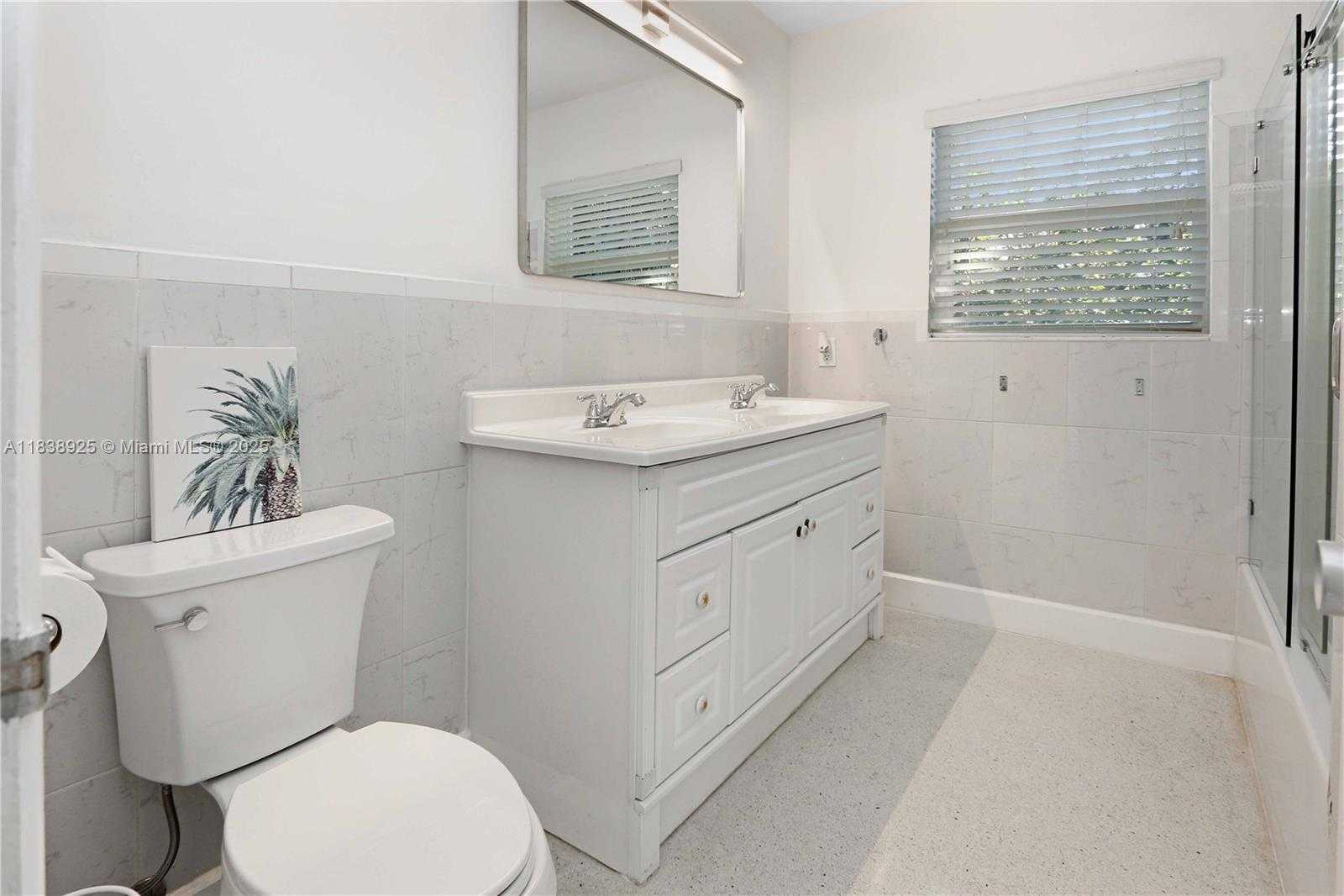 Small Image of 952 HOLLYWOOD BLVD, Hollywood Number 34
