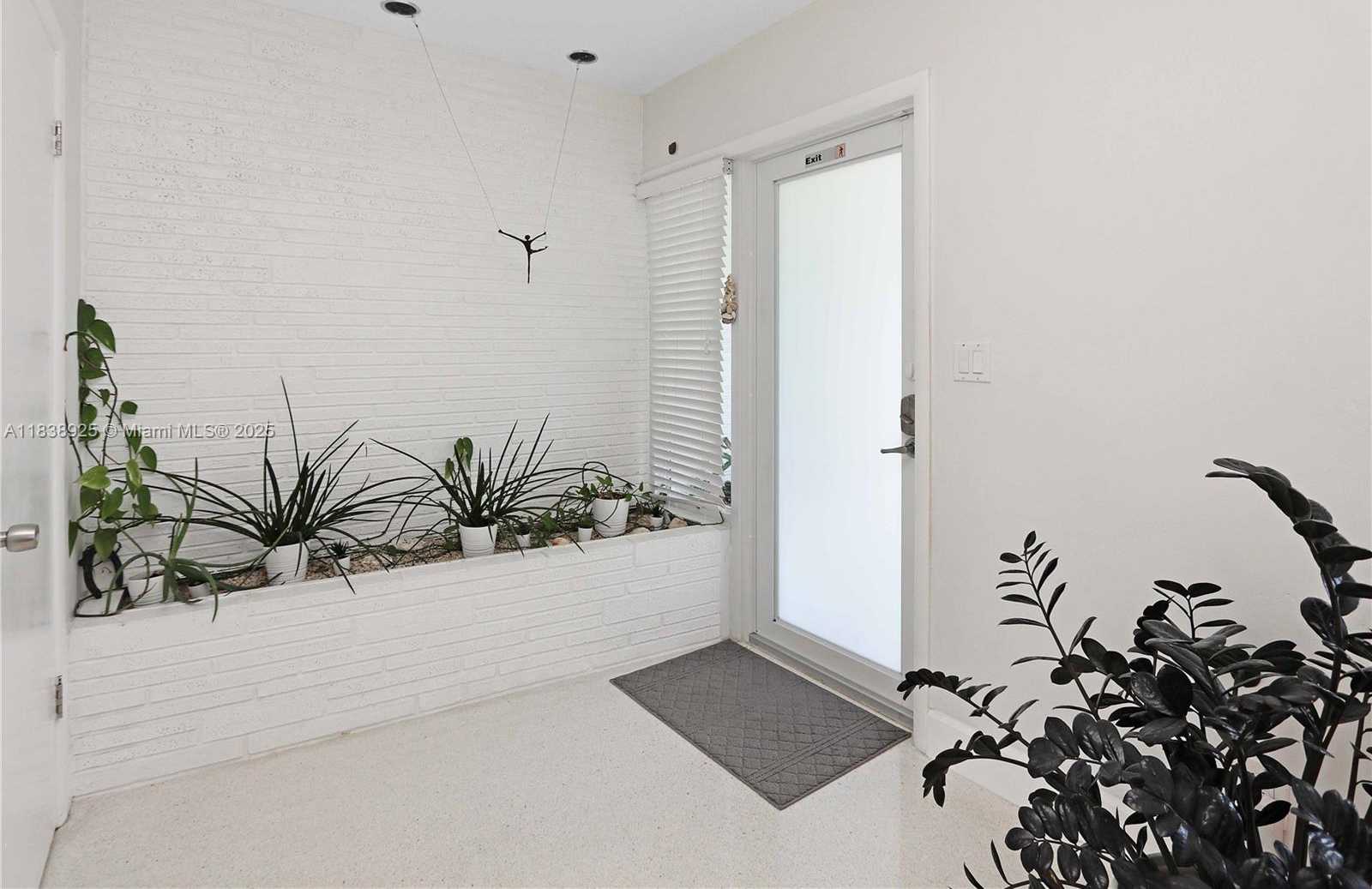 Small Image of 952 HOLLYWOOD BLVD, Hollywood Number 4
