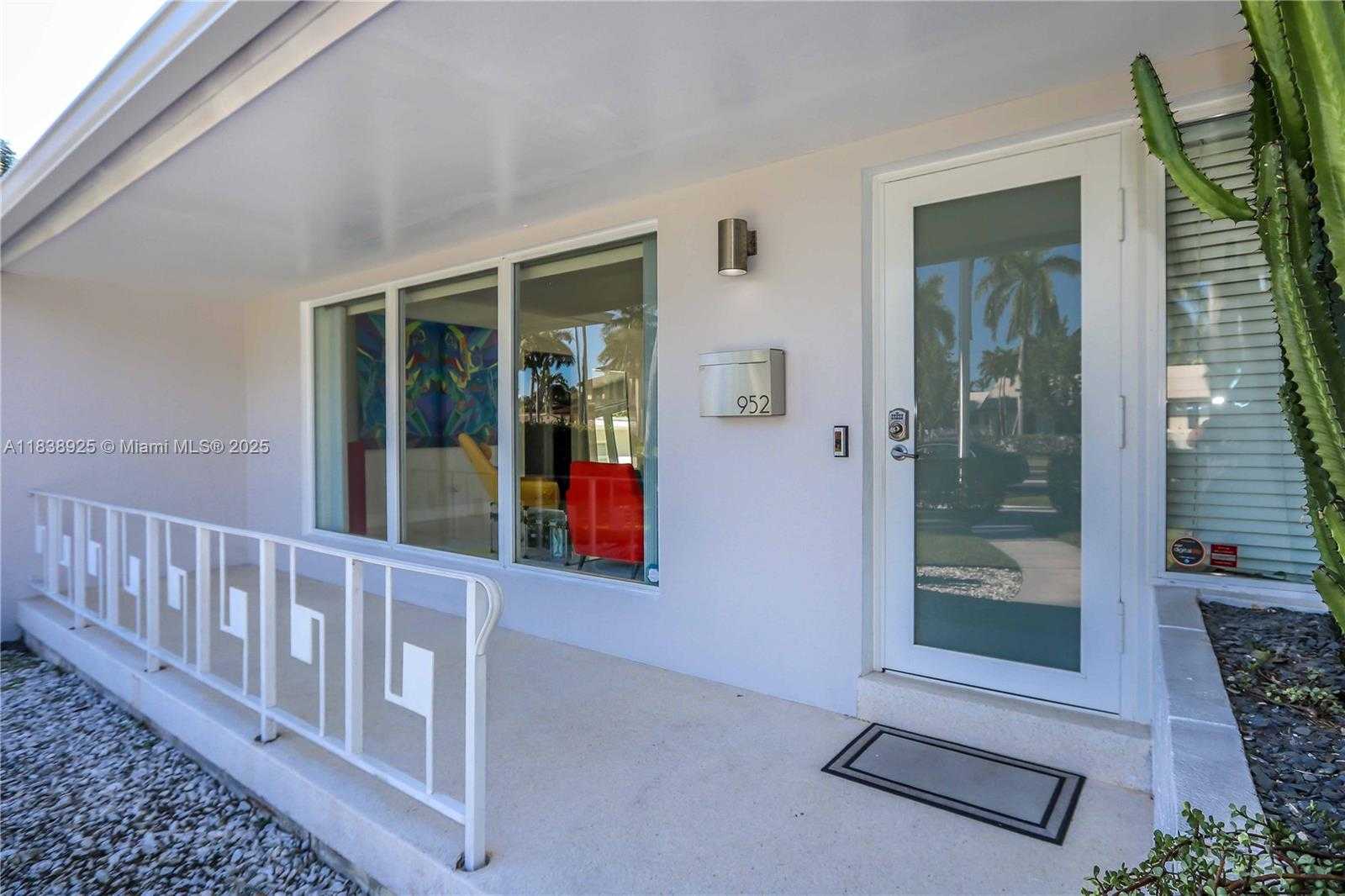 Small Image of 952 HOLLYWOOD BLVD, Hollywood Number 40