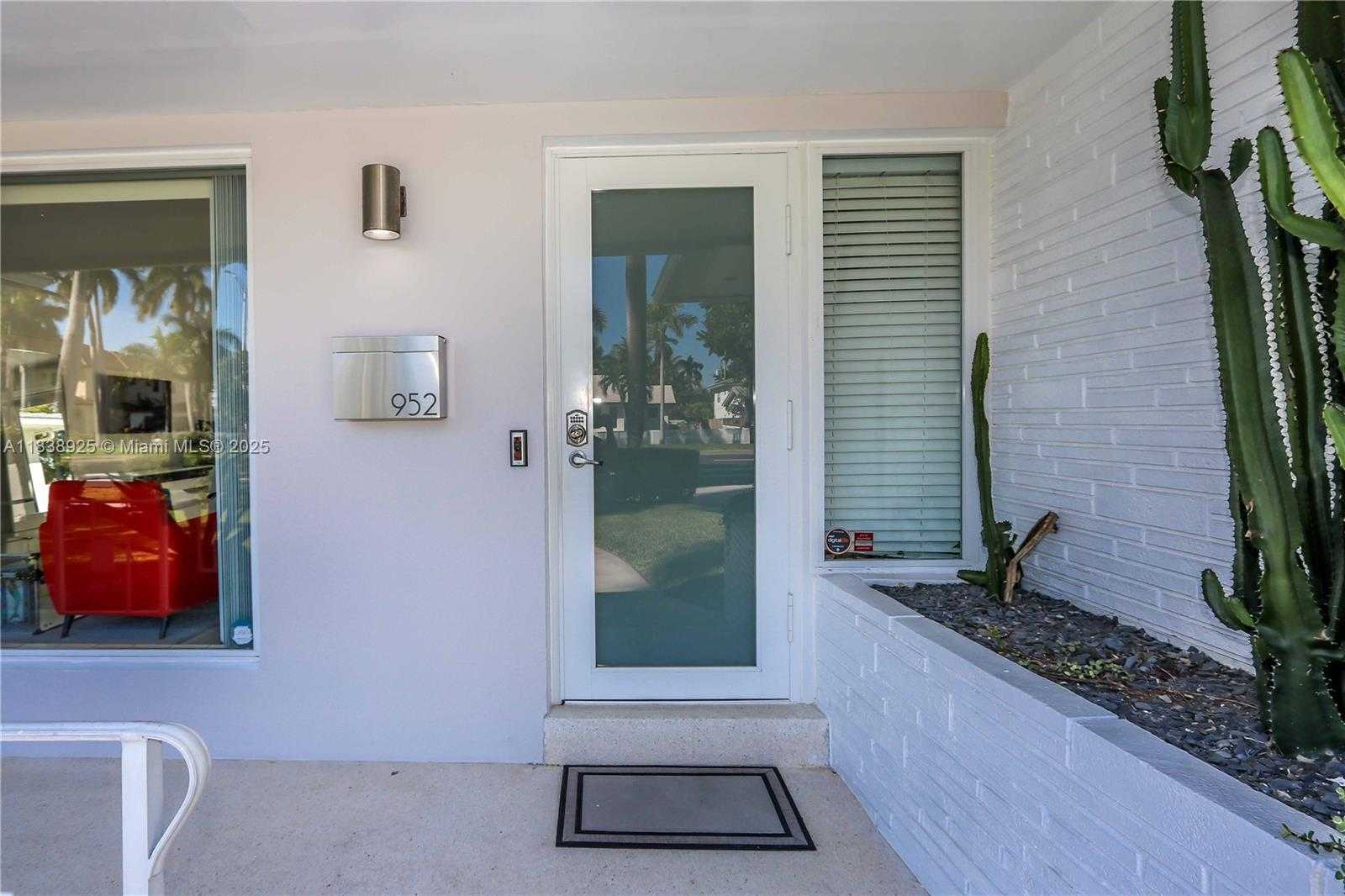 Small Image of 952 HOLLYWOOD BLVD, Hollywood Number 41