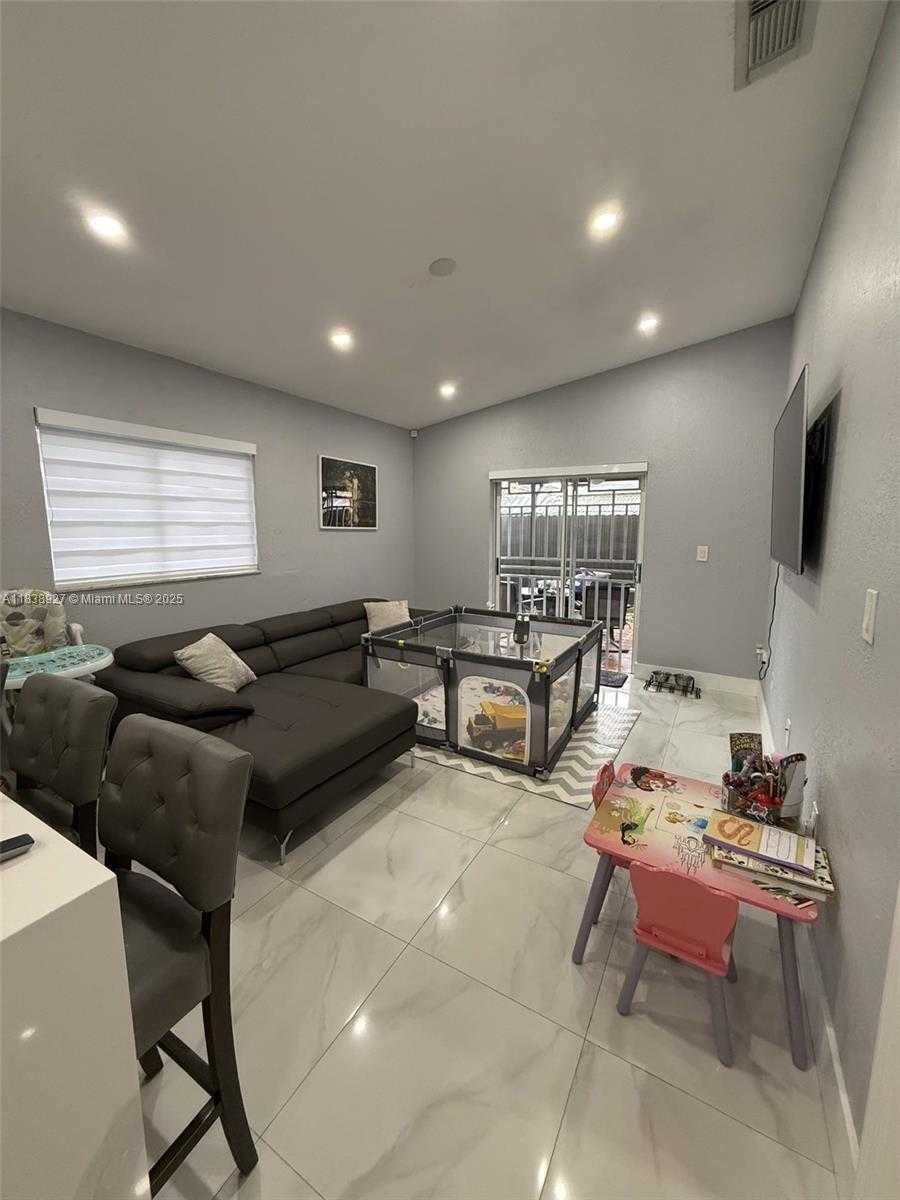 Small Image of 3134 WEST 70TH TER, Hialeah Number 2