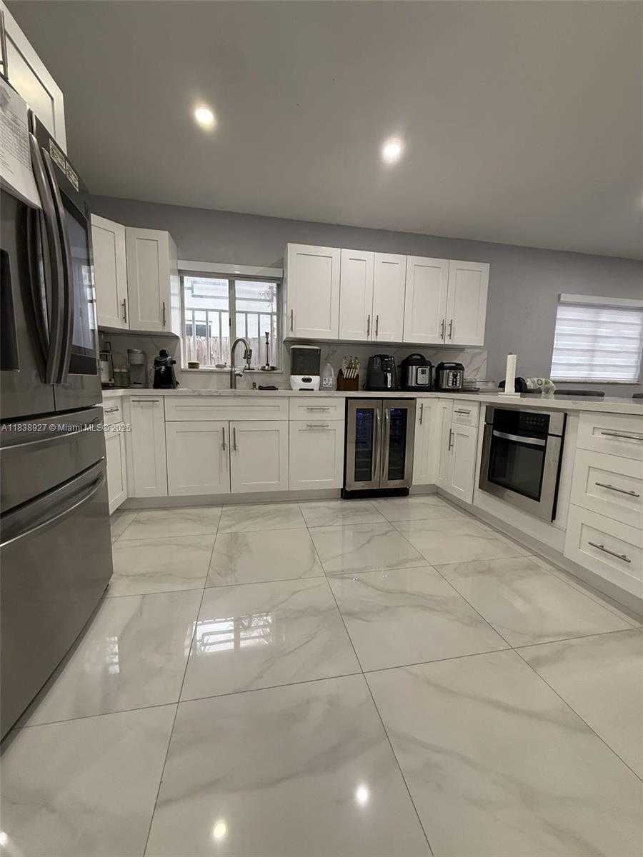 Small Image of 3134 WEST 70TH TER, Hialeah Number 4